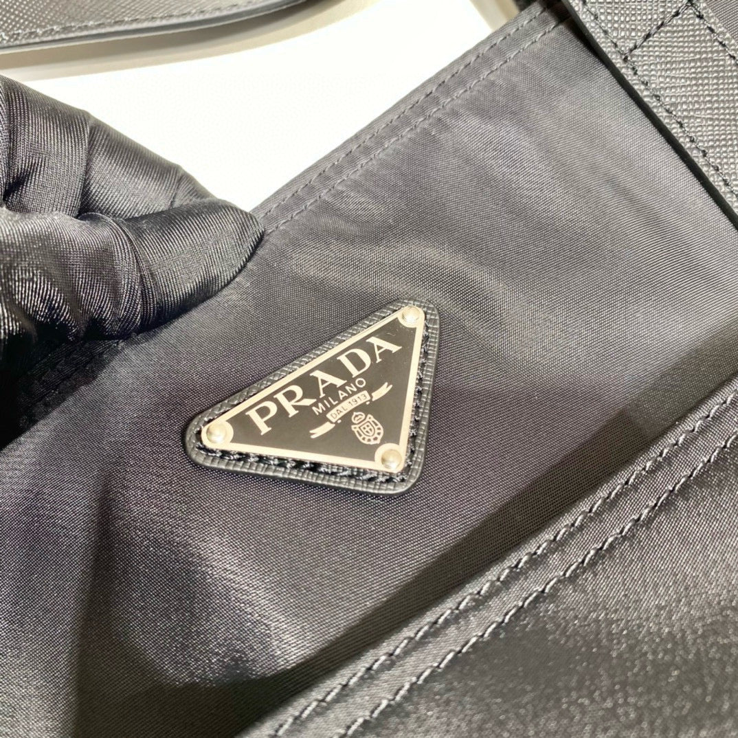 Prada (Tote)